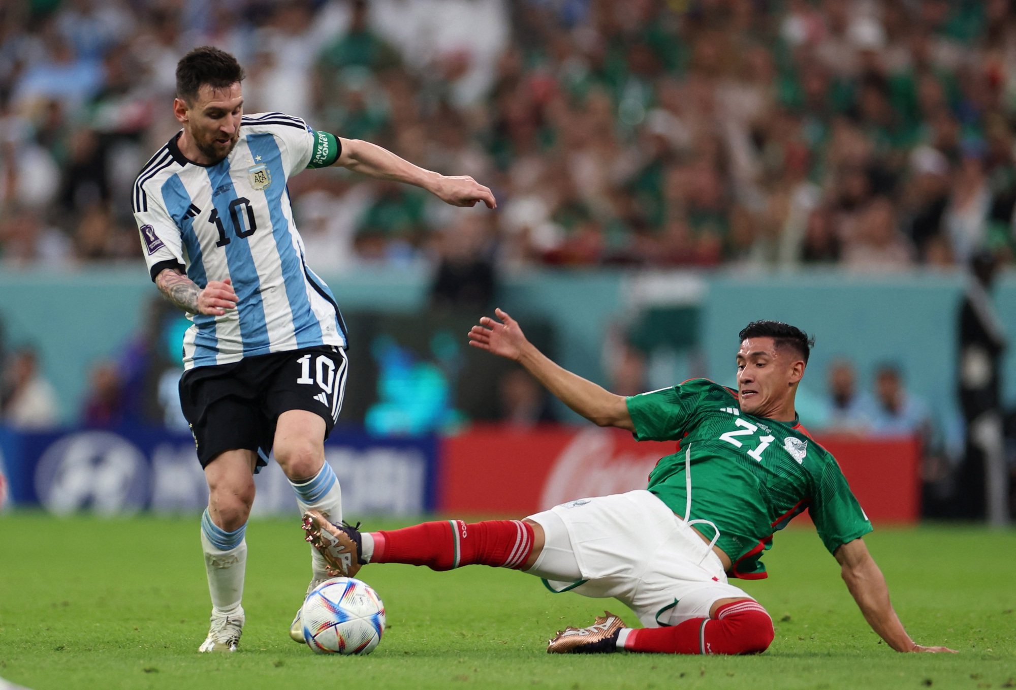 danh-bai-mexico-messi-tu-tin-thang-de-ba-lan-argentina-se-dung-dau-bang