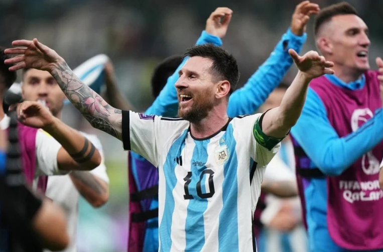 messi-tho-phao-nhe-nhom-chao-mung-khoi-dau-moi-tai-world-cup